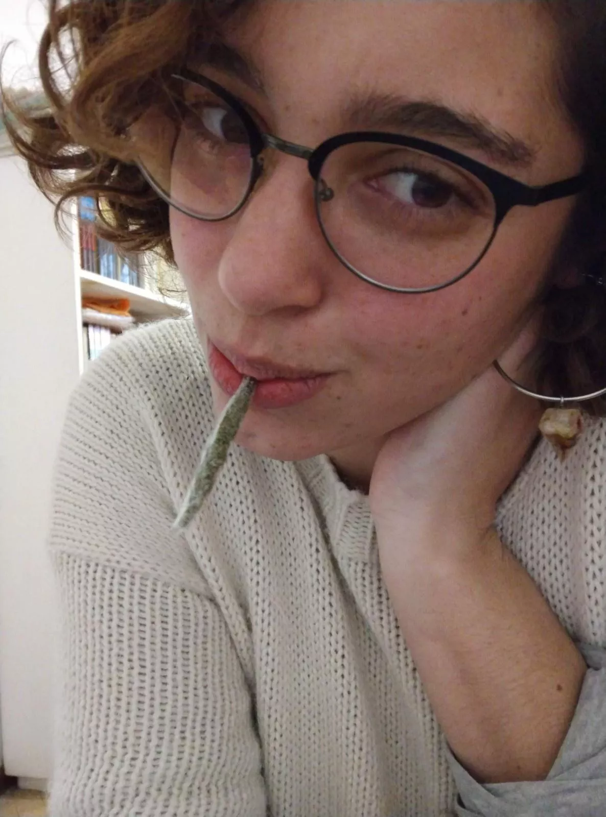 A cutie nerdy girl about to smoke a blunt 🌹💕