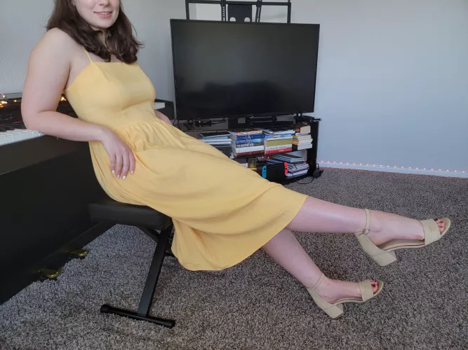Feelin' pretty in my yellow sundress and heels!