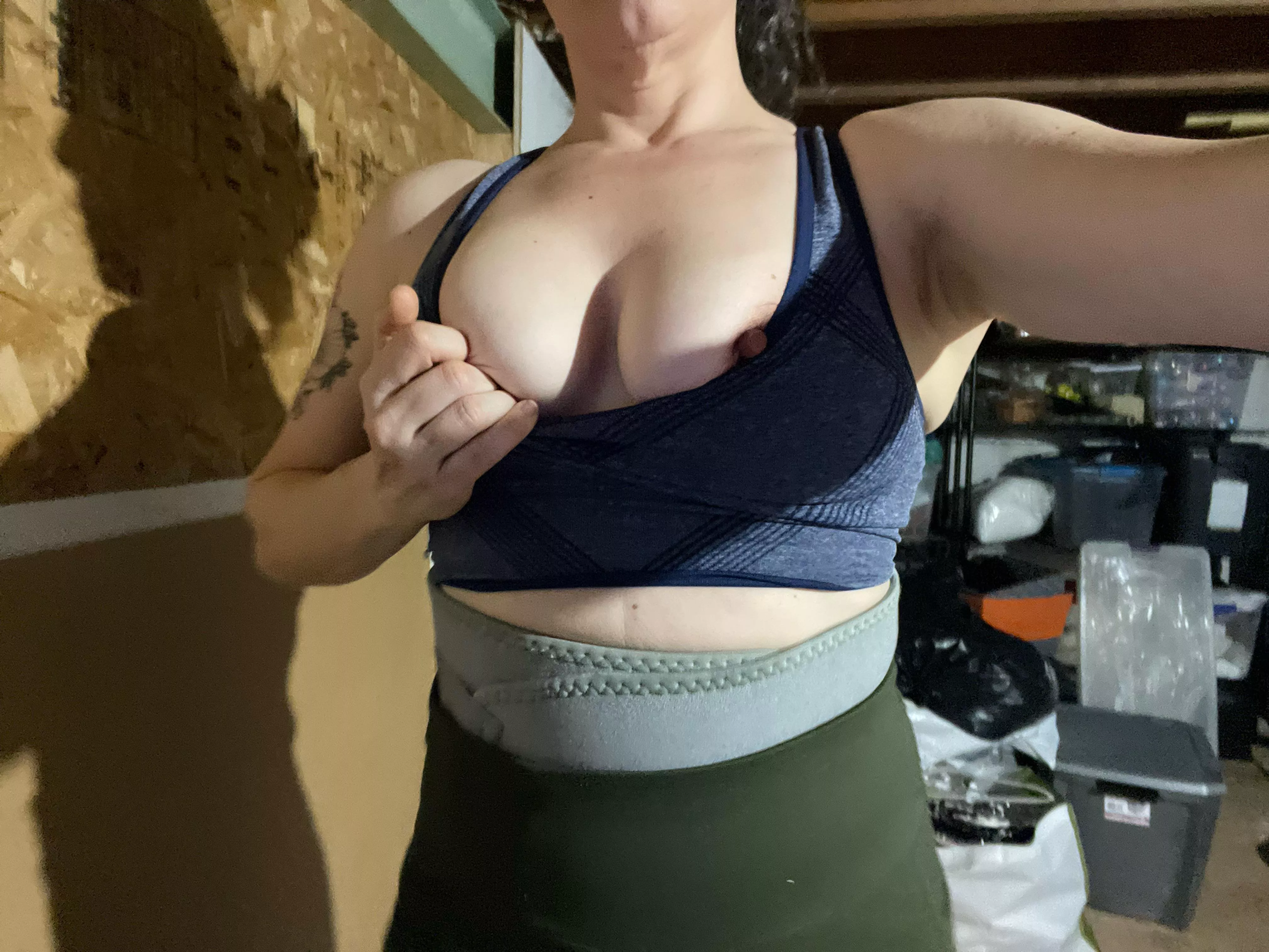 Getting sweaty. Who’s my towel boy? [F] MILF