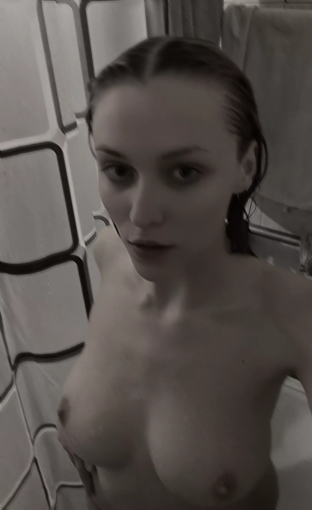 Hii, please see my tits below for your pleasure