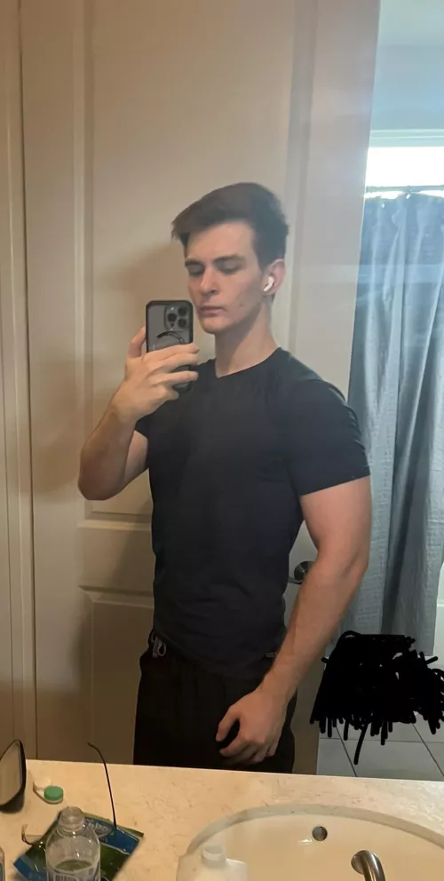 Hoping to get these veins popping soon. Also hope everyone’s day is going good.