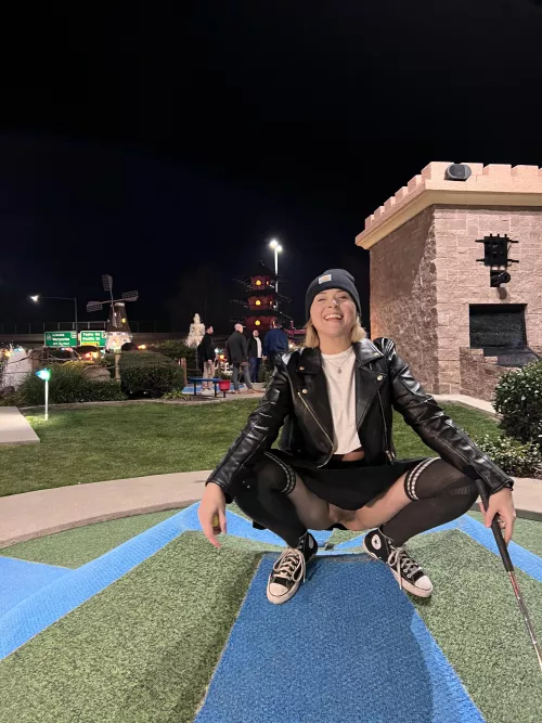 Just a little mini golf with my puss puss out😁