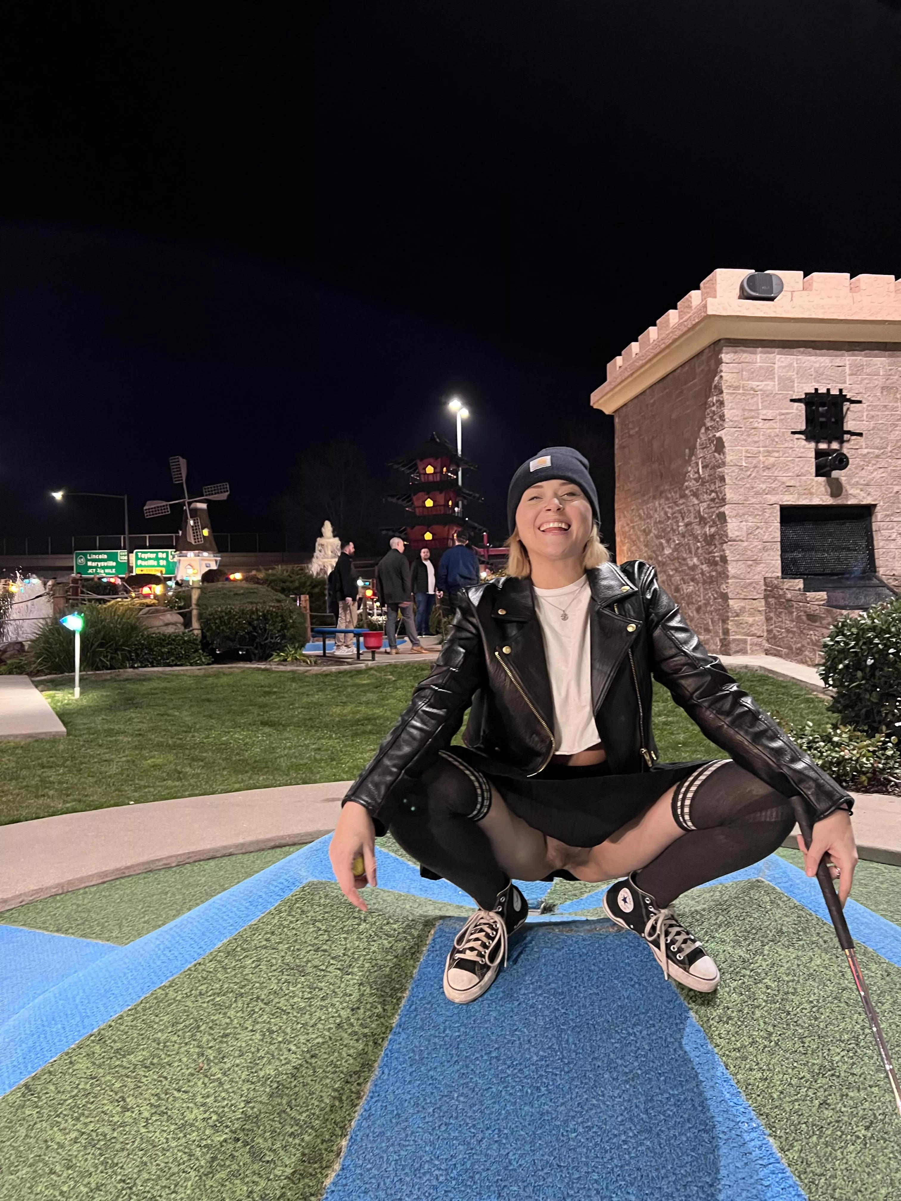 Just a little mini golf with my puss puss out😁