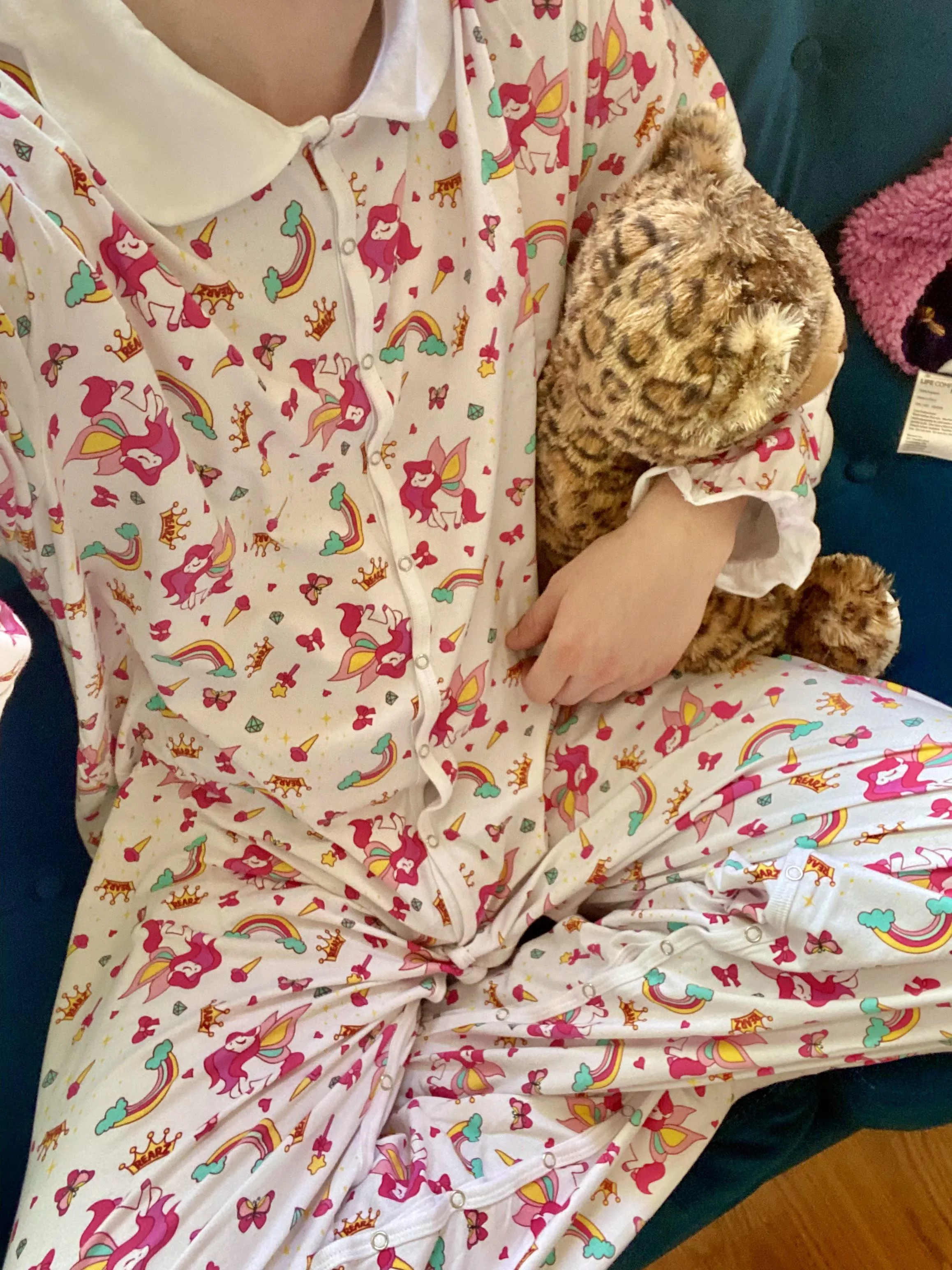 Lookie what I got in the mail today! I was surprised it came in a clear package from Amazon. Now everyone knows what a little babygirl I am 👑🌈💖