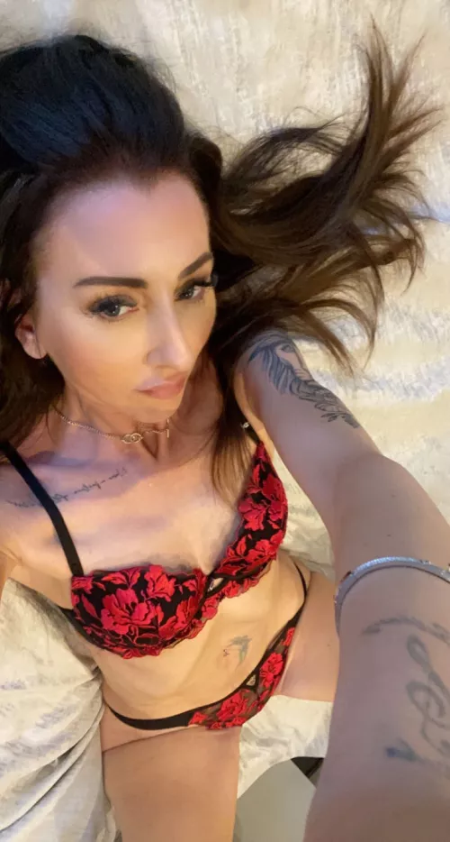 Mommy looks great in lingerie 😍