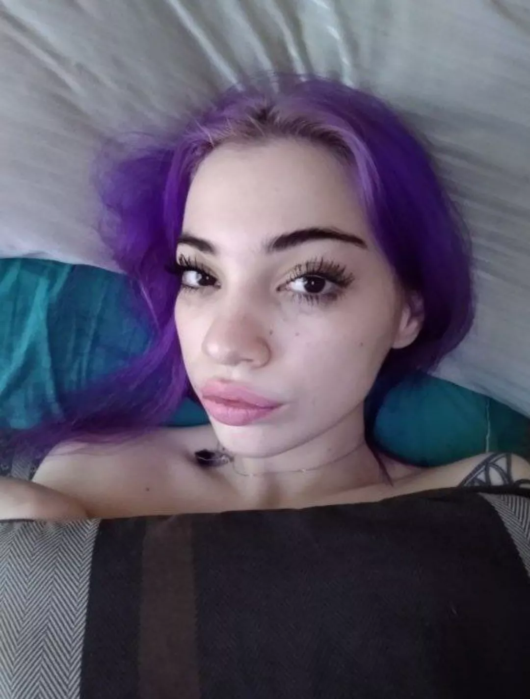 Slutty pretty face 💕 She's love sexting