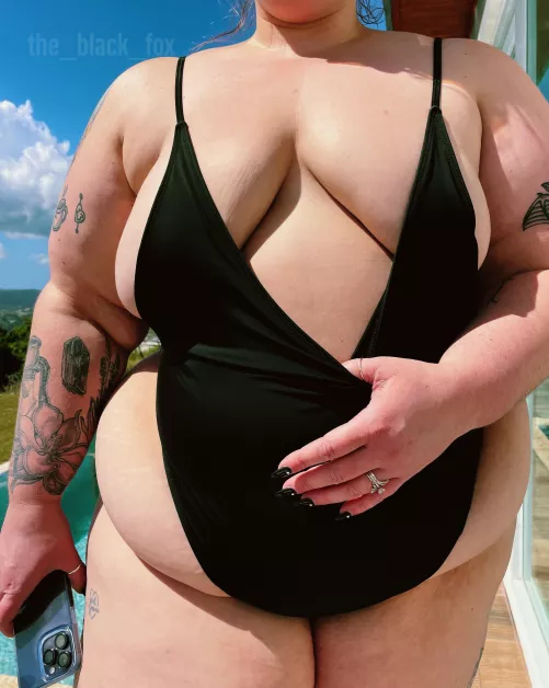 Something about a plus size babe in a skimpy bathing suit thats just perfect 👌🏻🔥