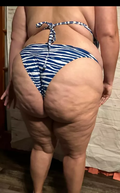 This big bikini booty belongs on a beach 😉