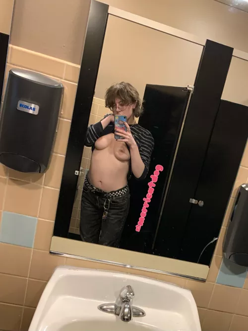 u should pull me into the stall so we cam have some fun