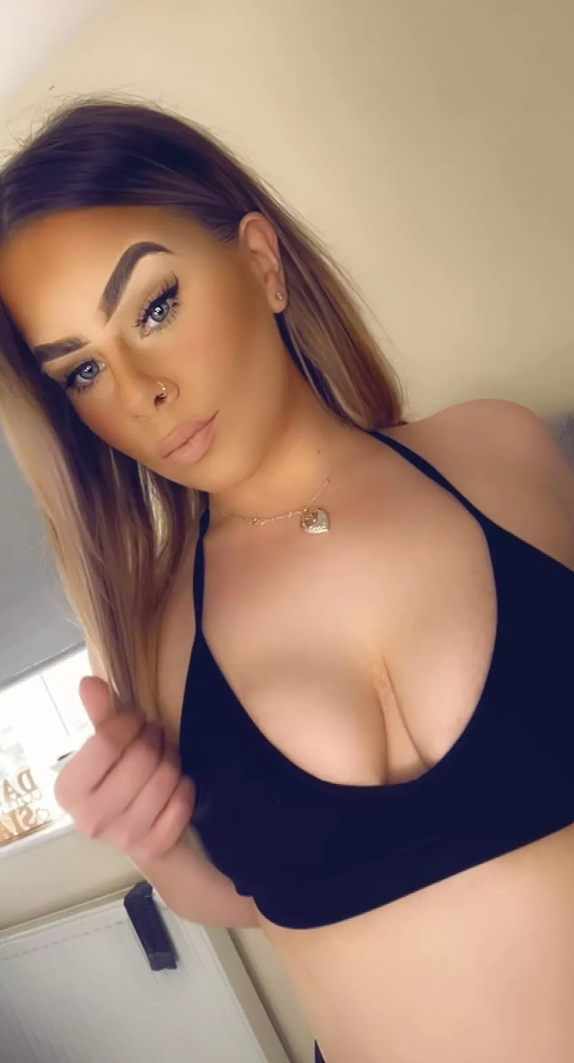 Wanna get naughty with a slutty British girl?!😍