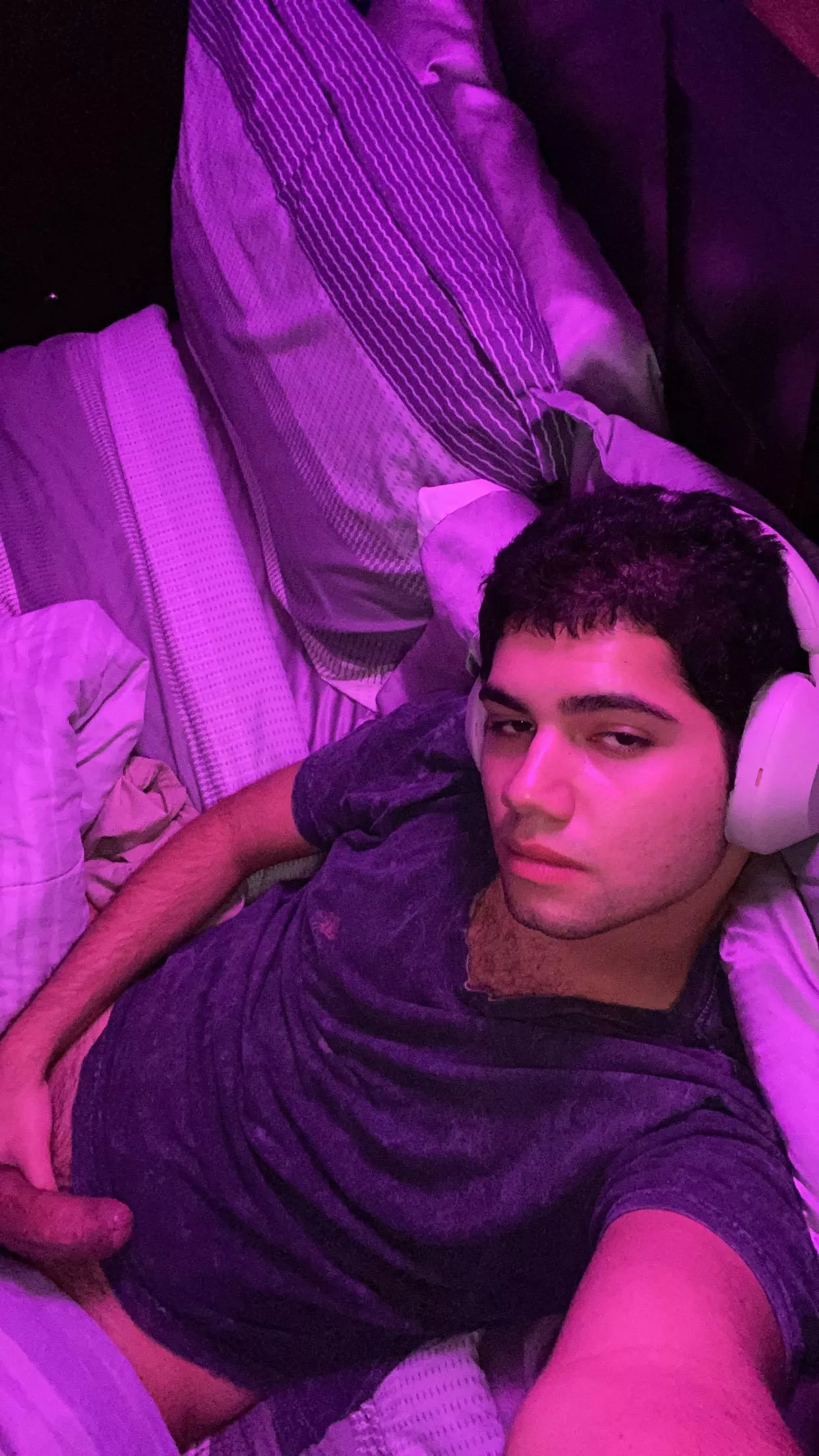 20 Bi Fl. Looking to stroke my cock all night long. Sc: ramos.moto