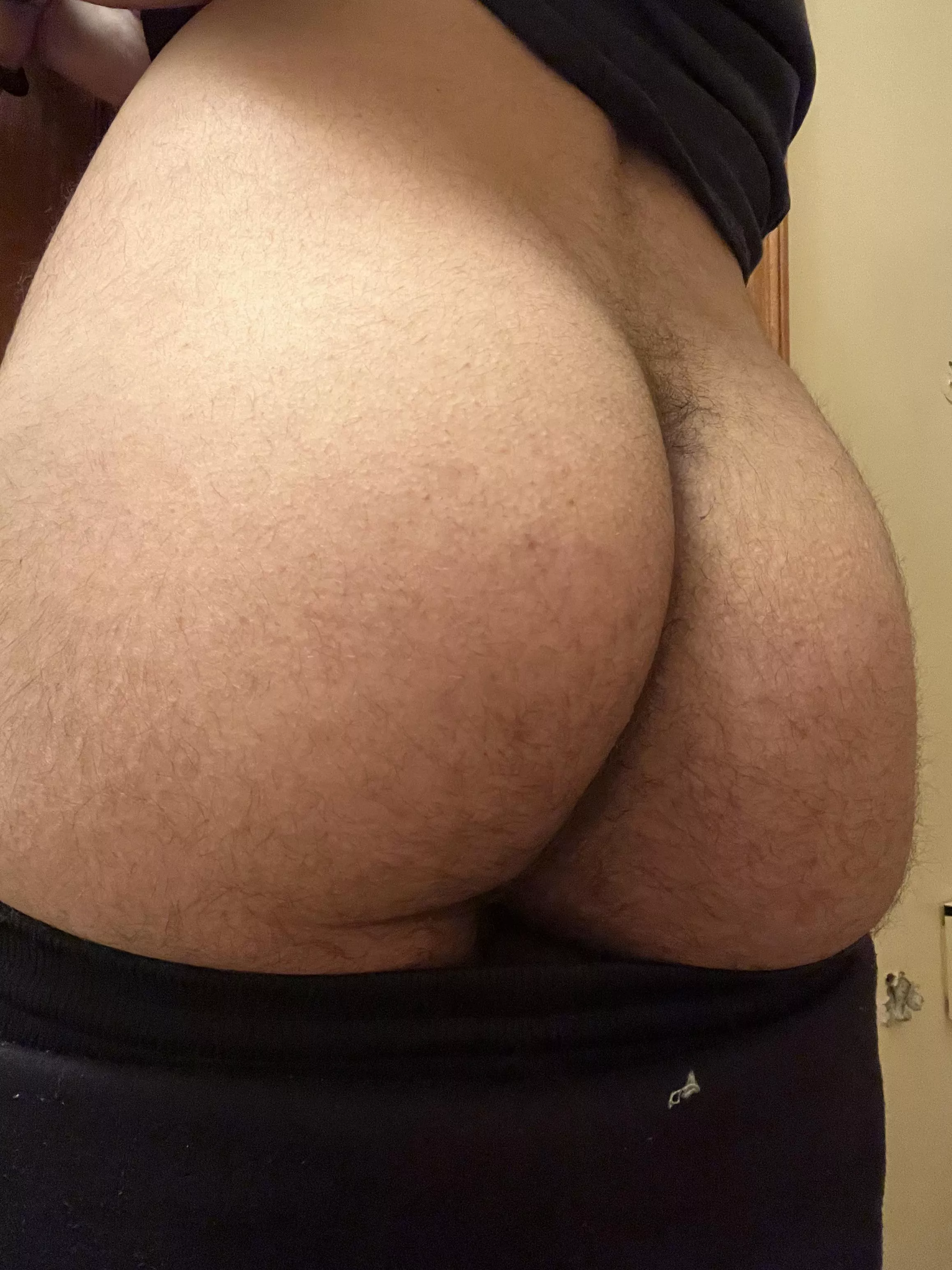 (23) looking for some hung bros