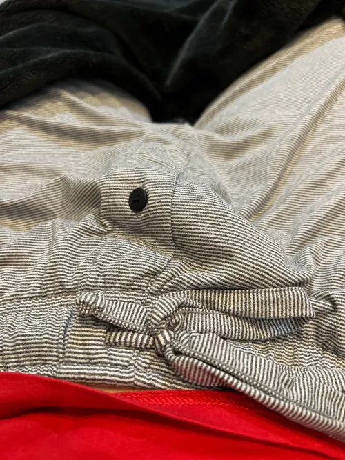 31 finally relaxing after a long day. Any boys or bros need some relief? Sc: nocturnal_91