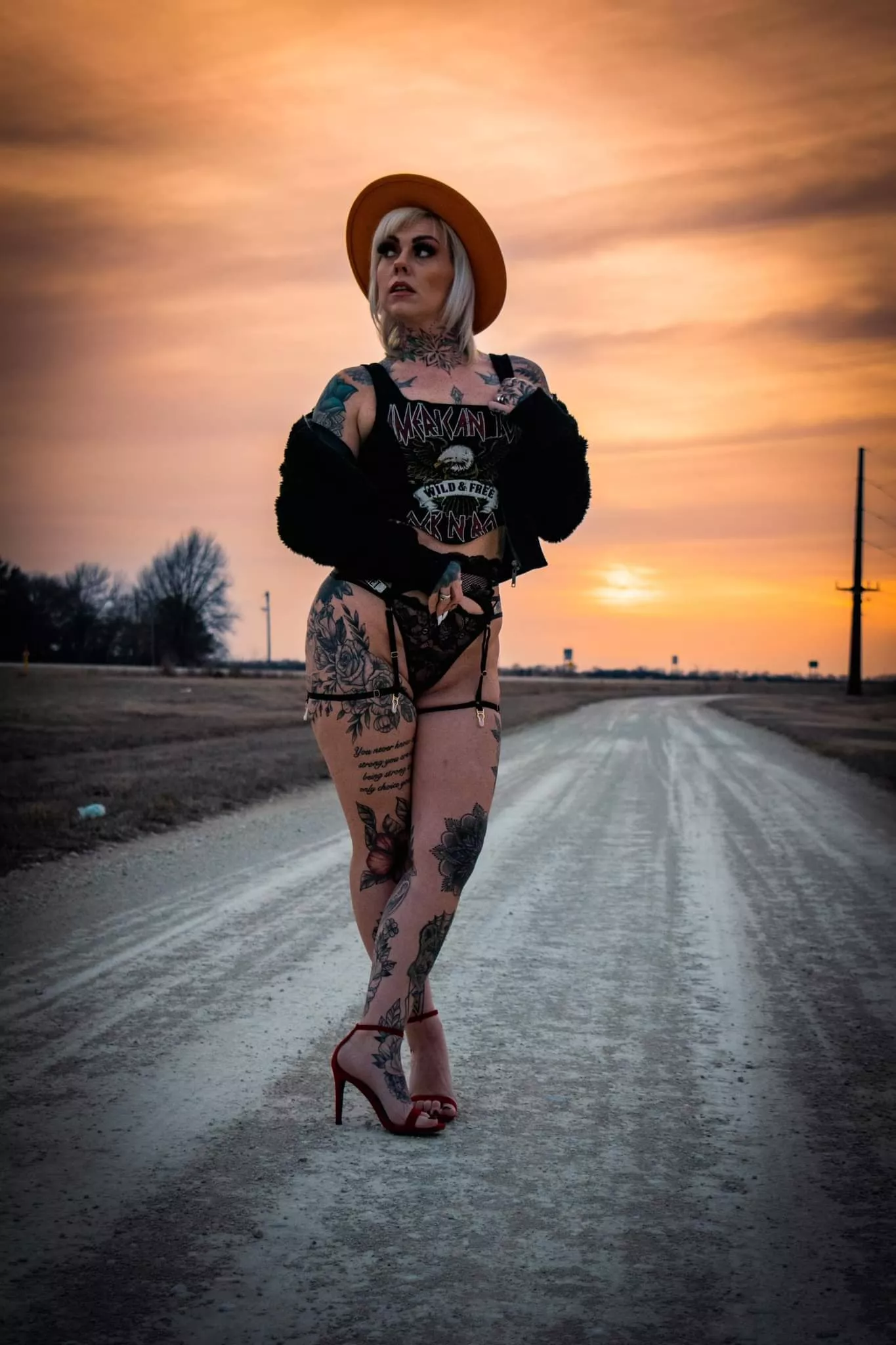 36yo Inked MILF😈Check out my sales. FREE Link in comments. DM me on OF for more specific kinks 💋 ✨Special sales: 10vids/$20 15vids/$30 25vids/$50