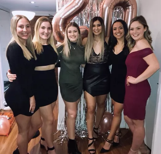 5 blondes and a brunette