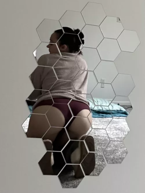 Ass in a honeycomb mirror
