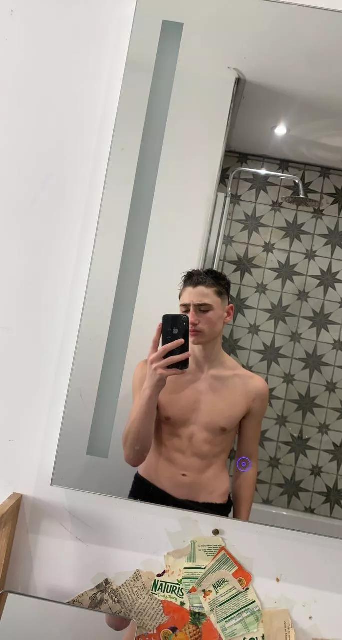 Bro mirror selfie on point