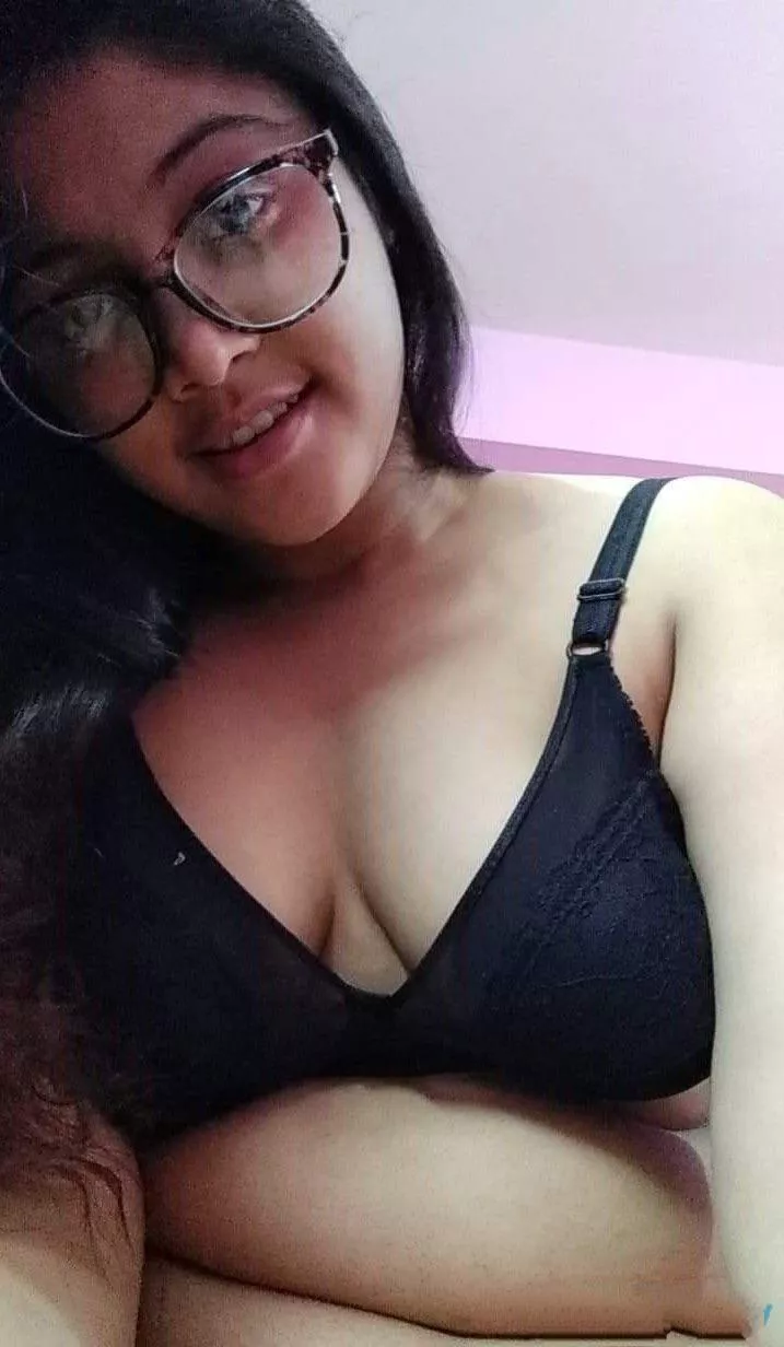 Cute face and chubby waist 😌😆