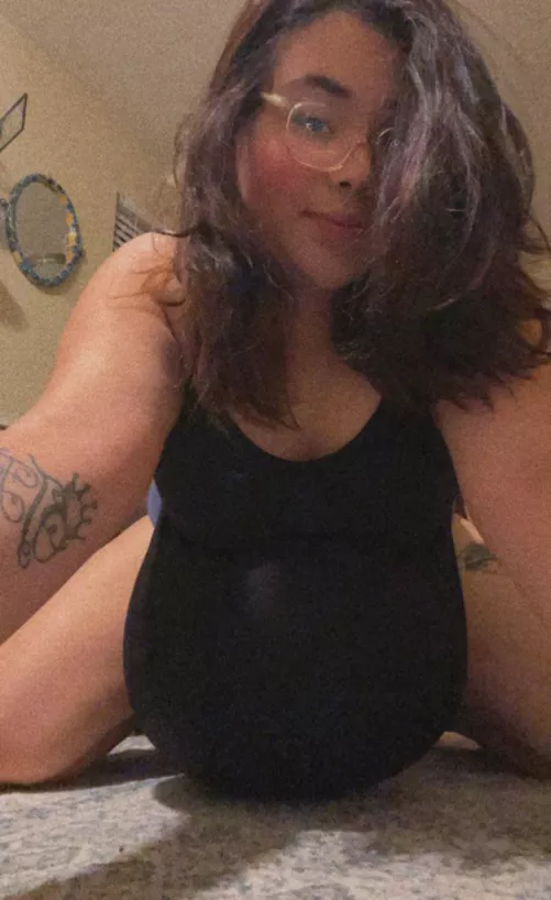 Do you like to see my belly hang between my legs ? 🤰🏻