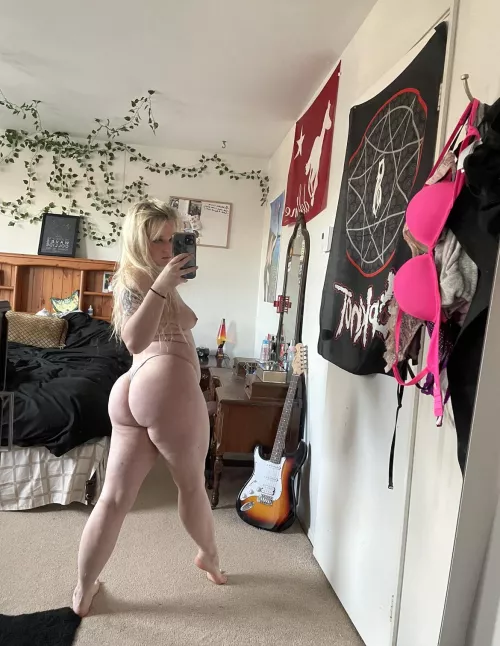 Full body featuring my cute little feet💕 oc