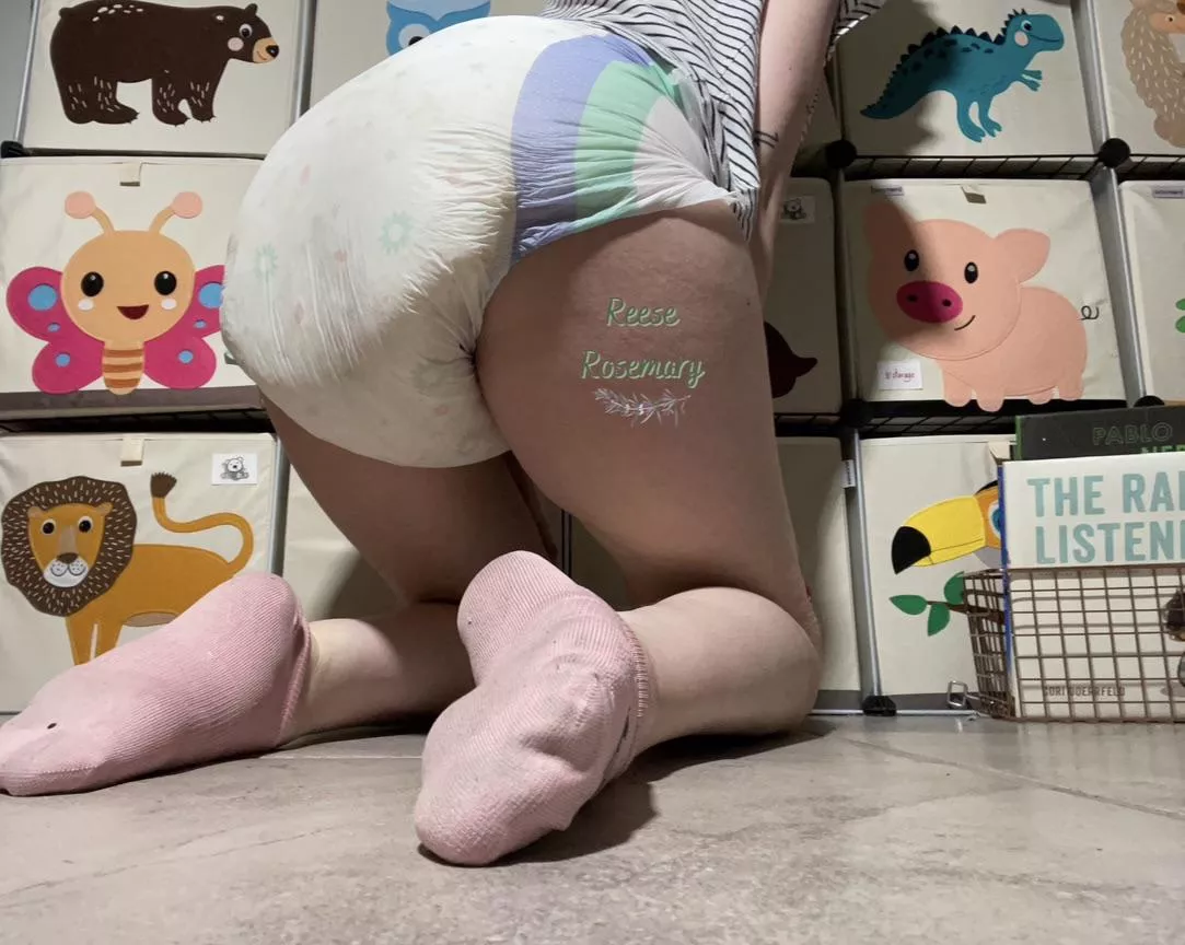 I smell yucky 😷 message me if you want to watch me rub and change this messy diaper + access the full photo set!