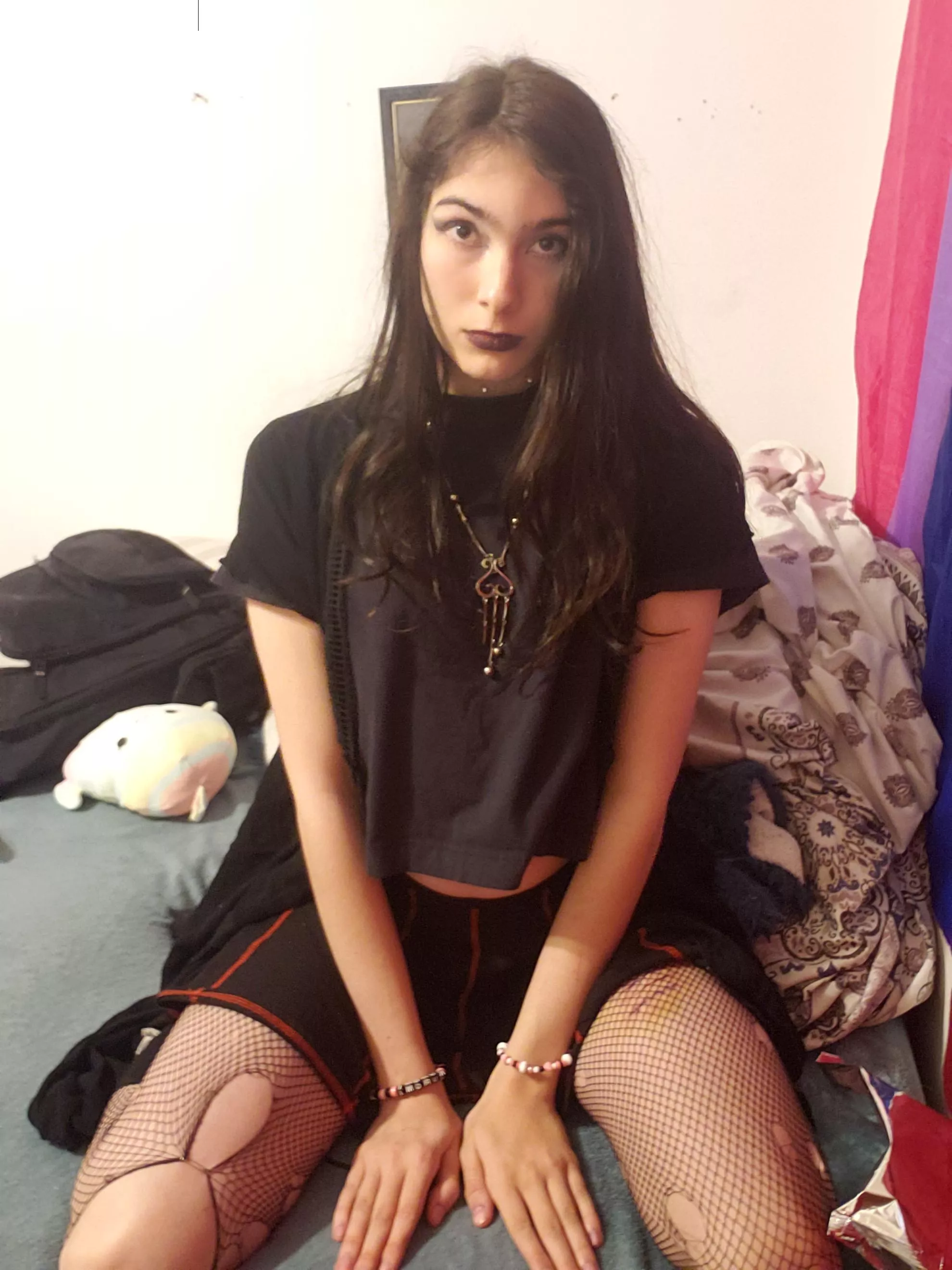 I would love to make someone out there happy tonight <33