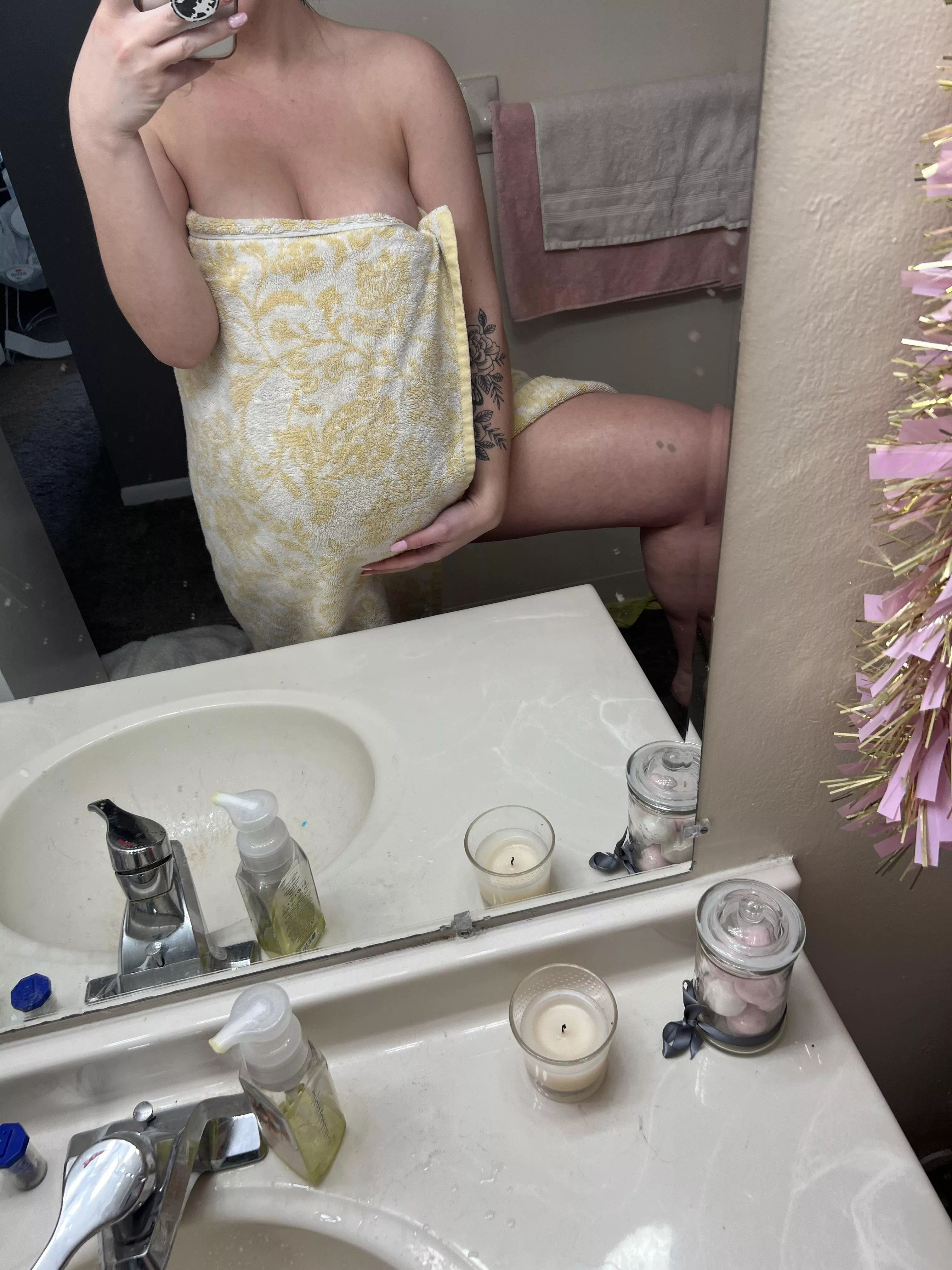 If you could only see what’s behind the towel 🙈 dm me to find out 😘