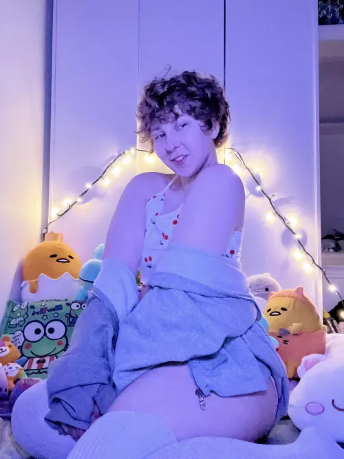 i’m wearing shorts i promise my giant sweater is just covering them up 🫣