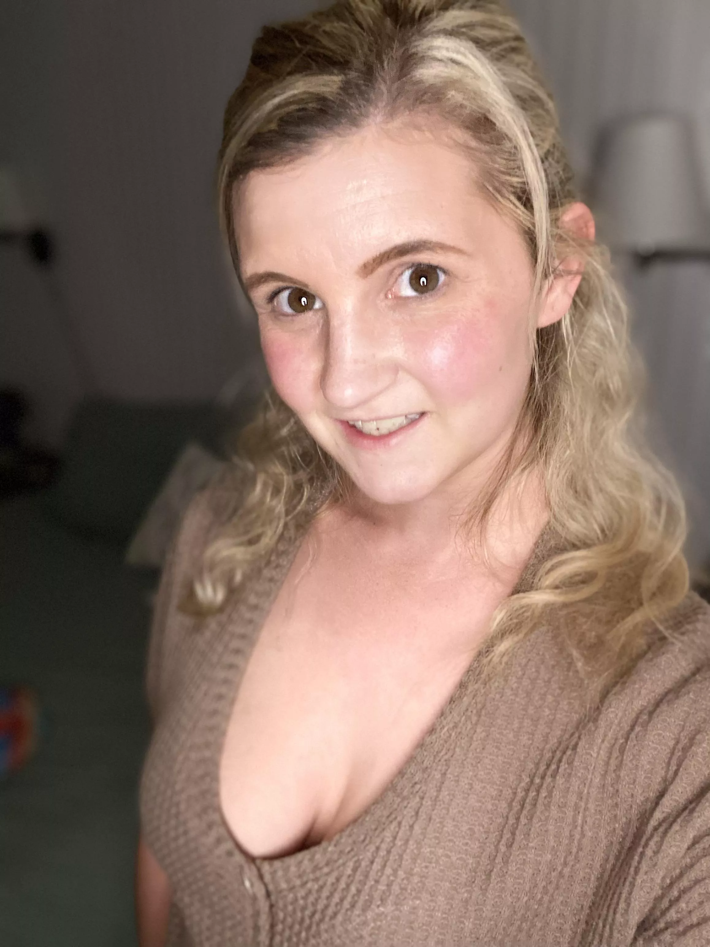 Light make up and natural hair kind of day