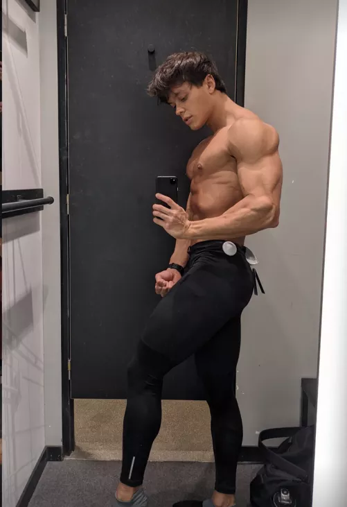 LOVE tight leggings!