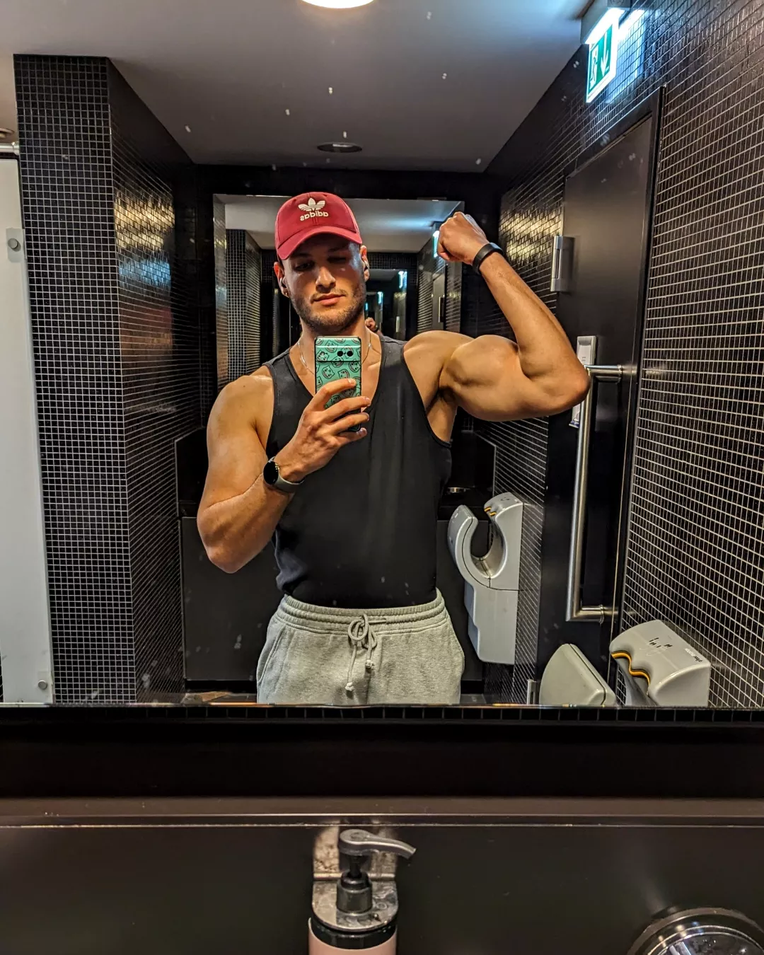 My gym had good lighting so I had to flex a little 💪🏽