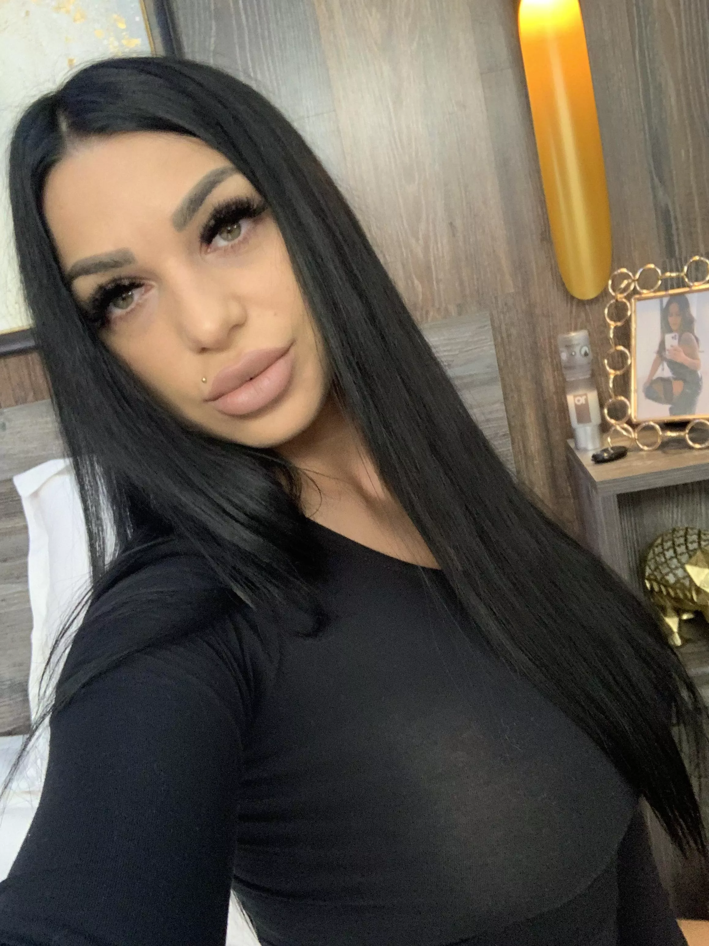 Perfect combo of big lips and green eyes