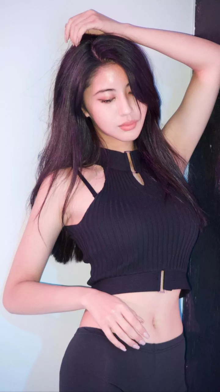 Pretty midriff
