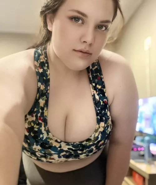 Some sports bra cleavage😜