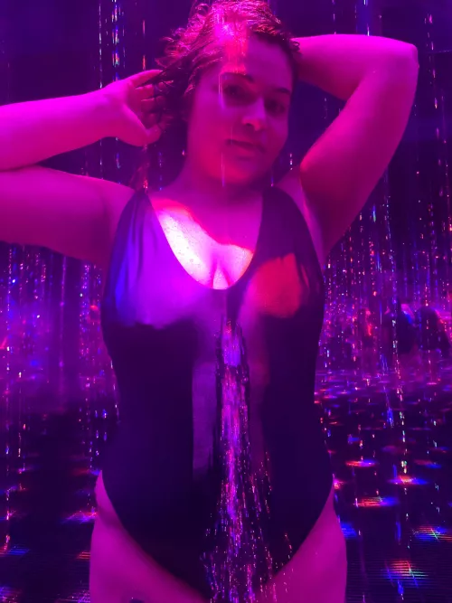 Who likes wet Filipinas? 😜