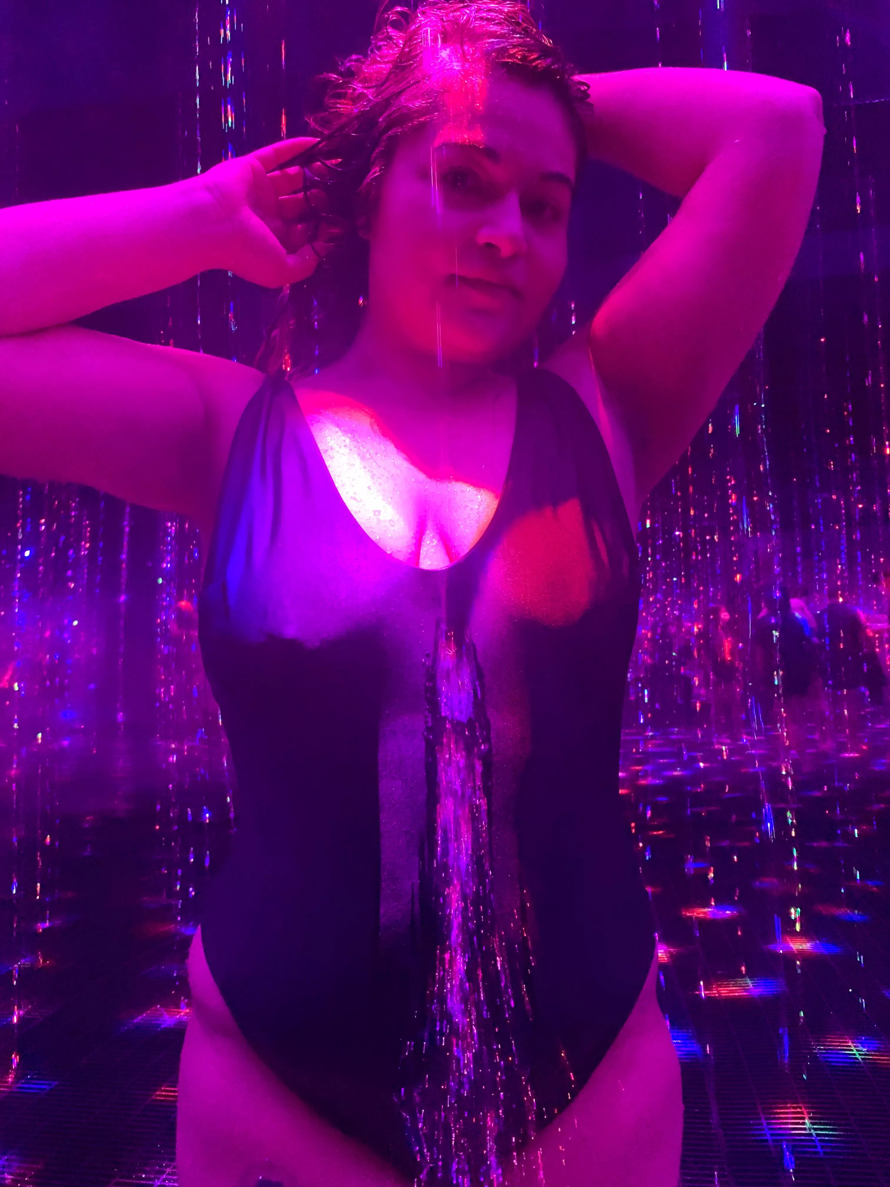 Who likes wet Filipinas? 😜