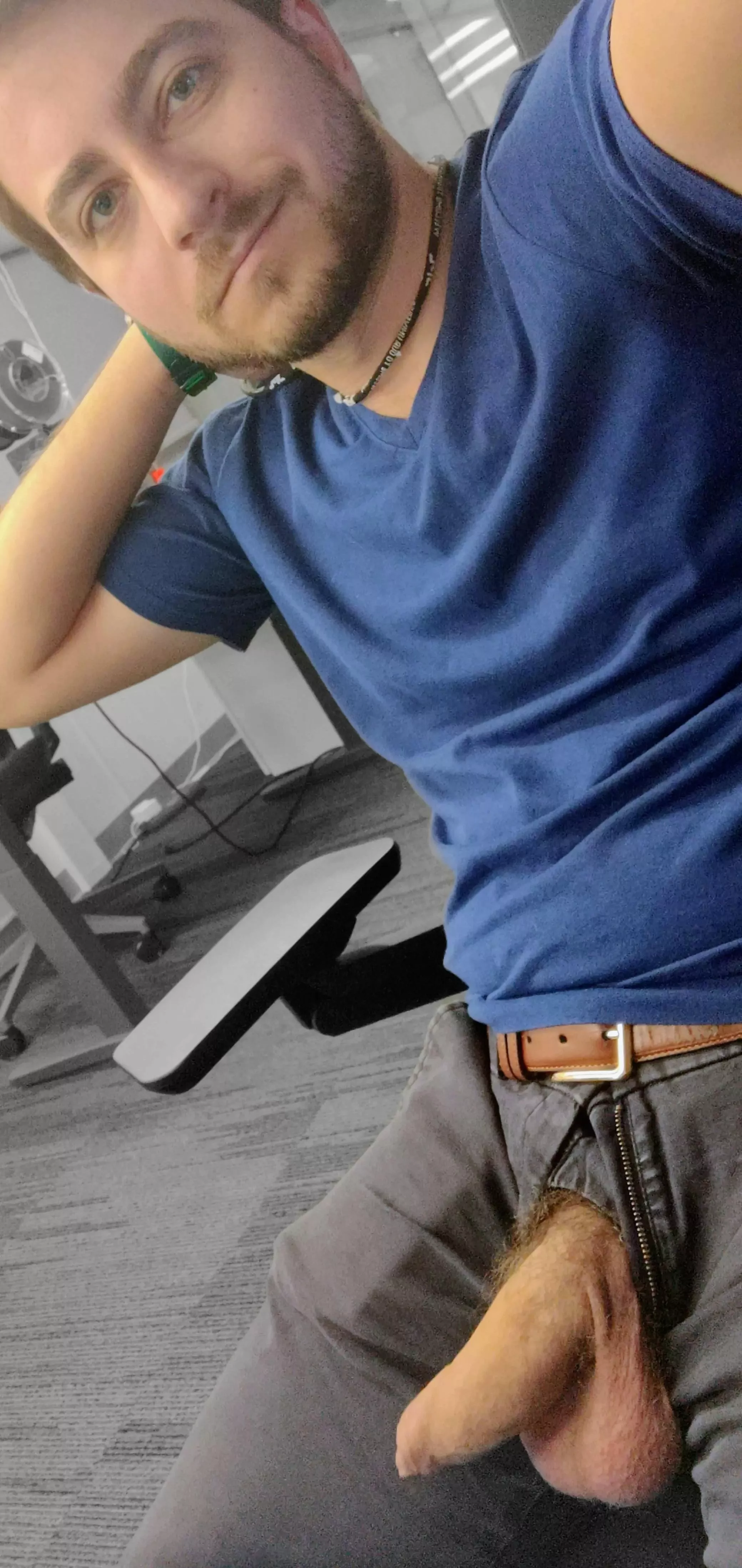 [31] Cute face, big dick.