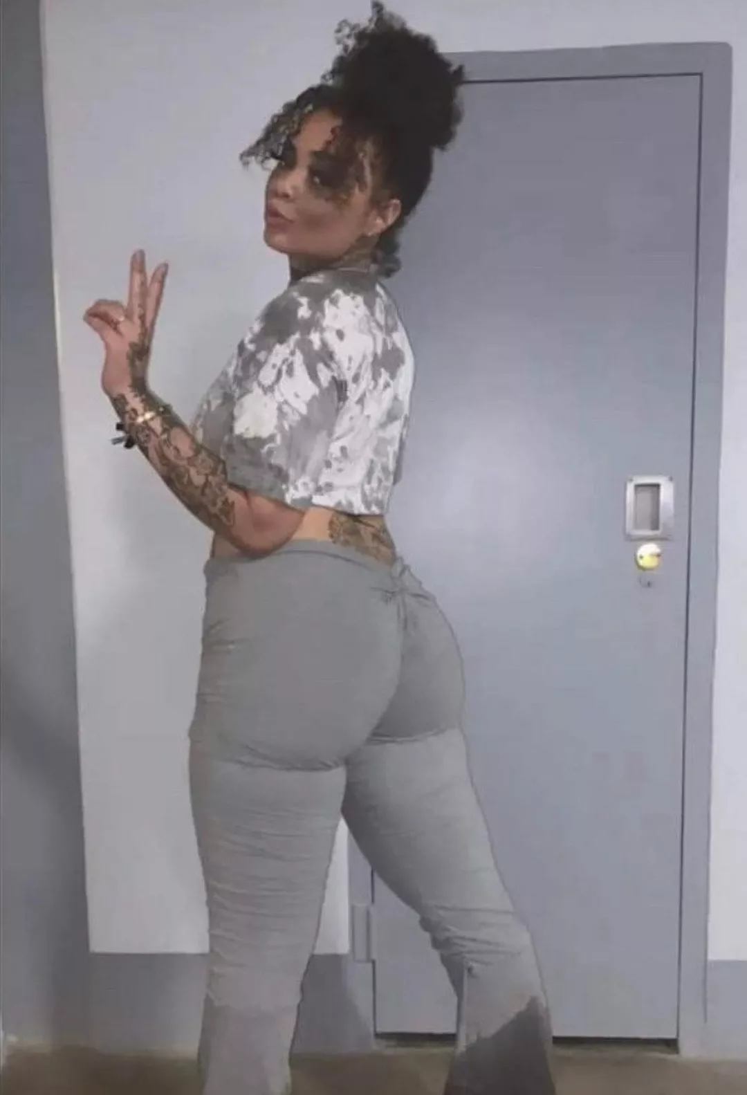 Damn, lookin fine for a prison, what the do?🤫