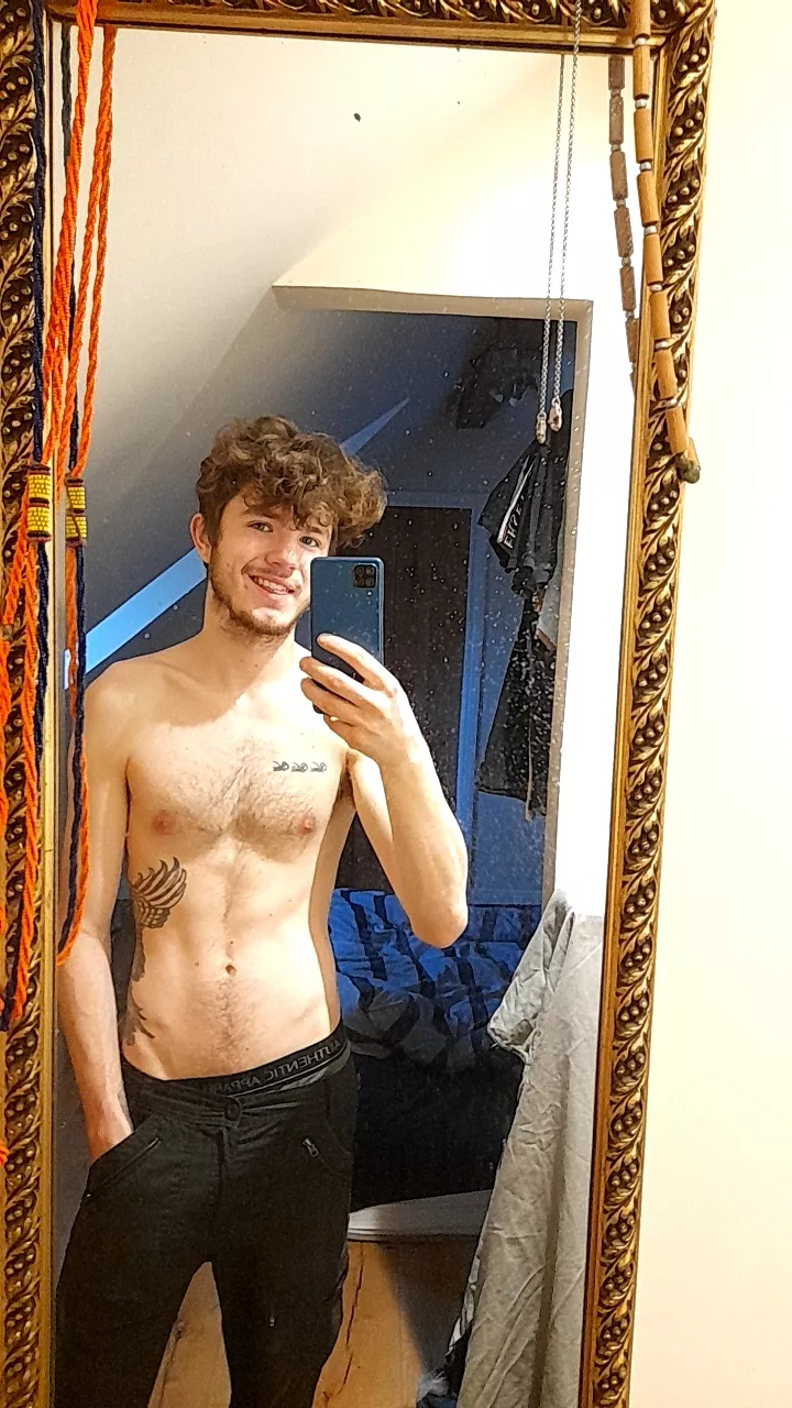 Do I let it keep growing or cut it? Im at that awkward length where I wanna give up 😅😆