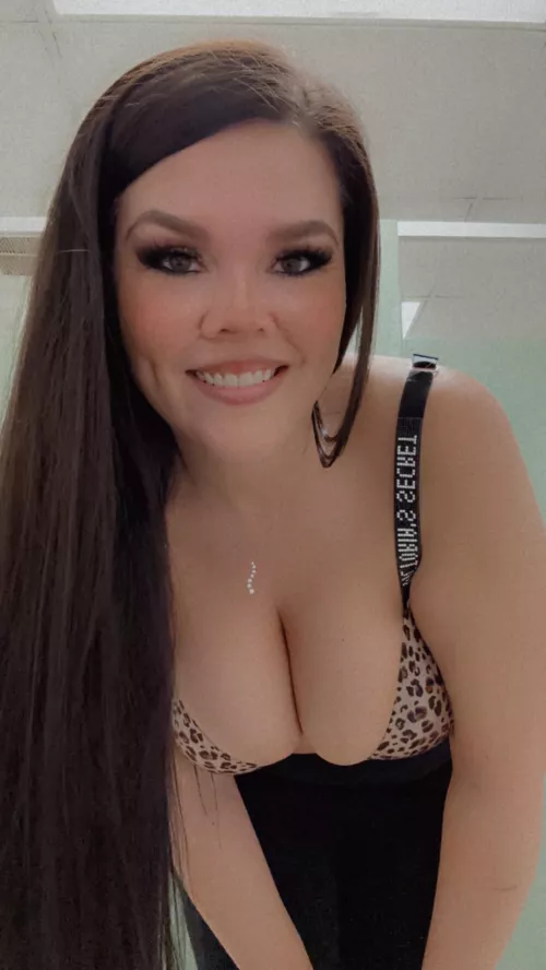 Do you like my necklace? 😘😏