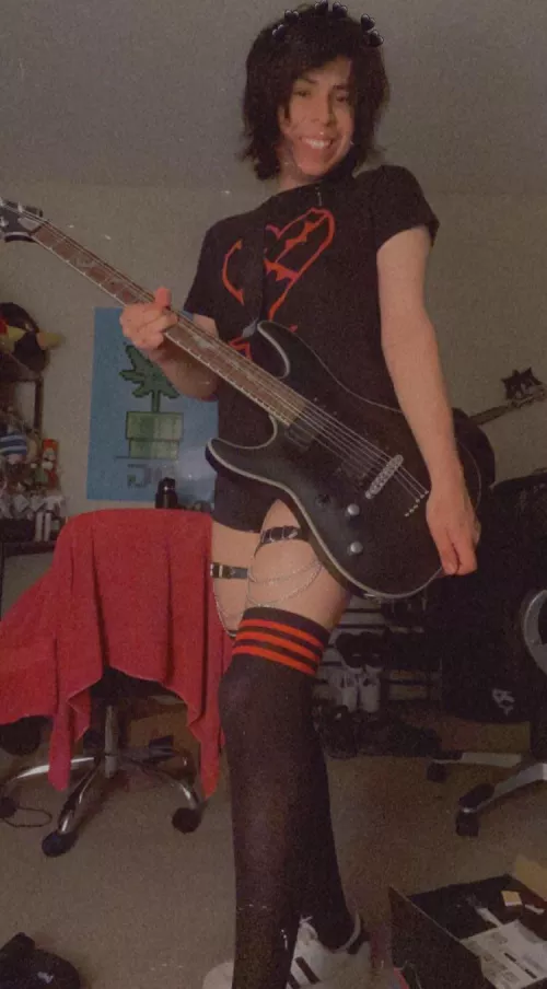 Have you ever encountered a femboy guitarist? 🤘🎸