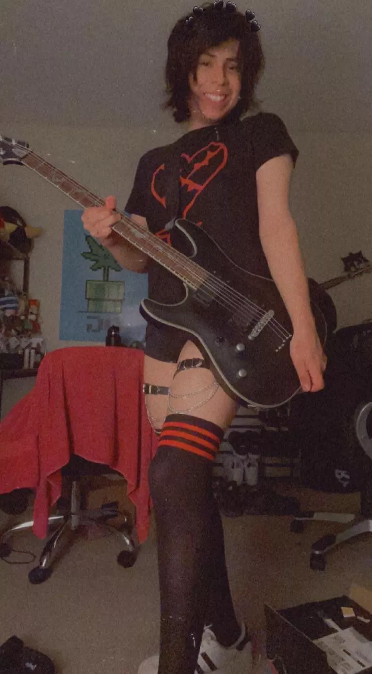 Have you ever encountered a femboy guitarist? 🤘🎸