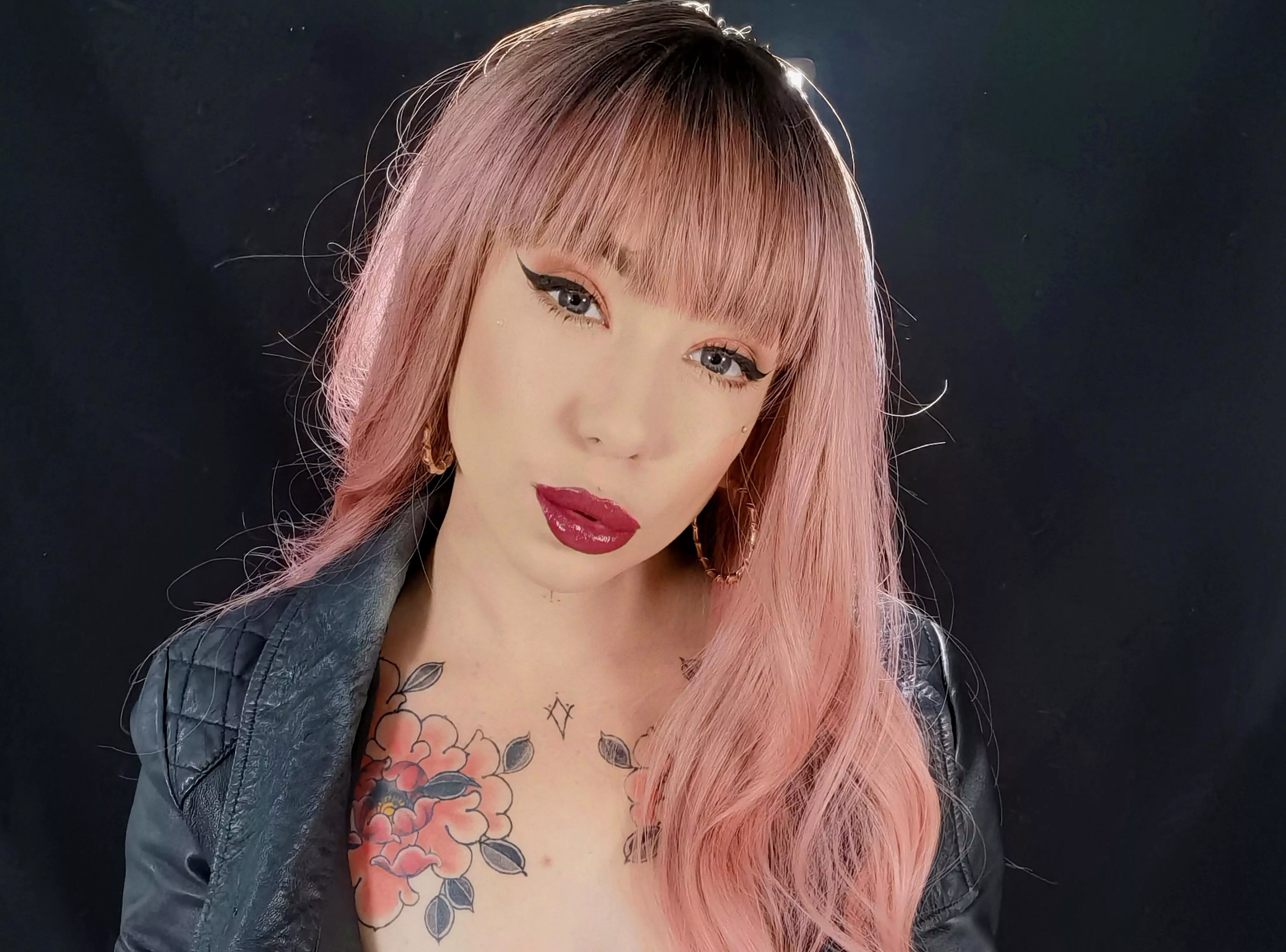 Juicy lips & sharp wings