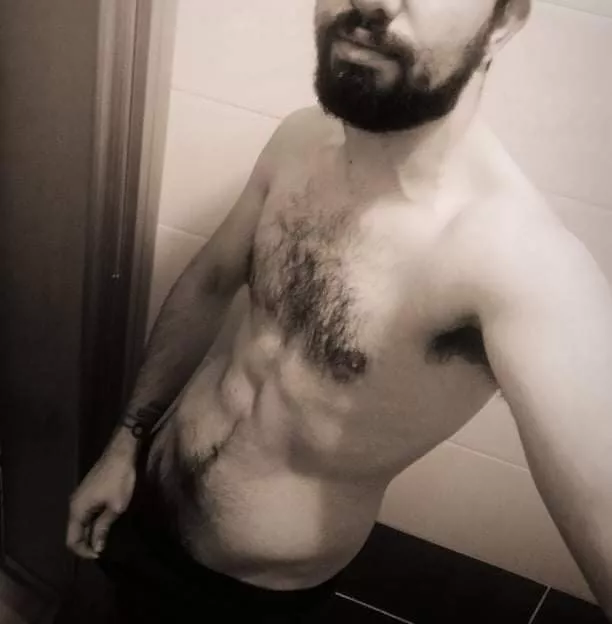 [m] 28 yo. How am i holding it ?