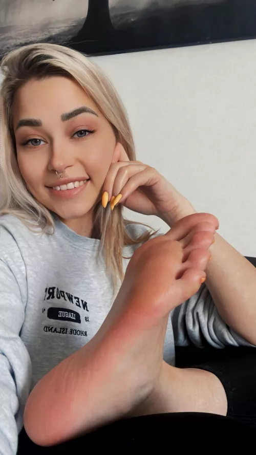 Need someone to massage my feet after a long day 😏💗