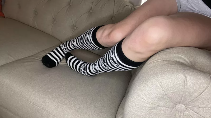 (OC) US size 6 sexy feet🦶🏼content and a little more 😘