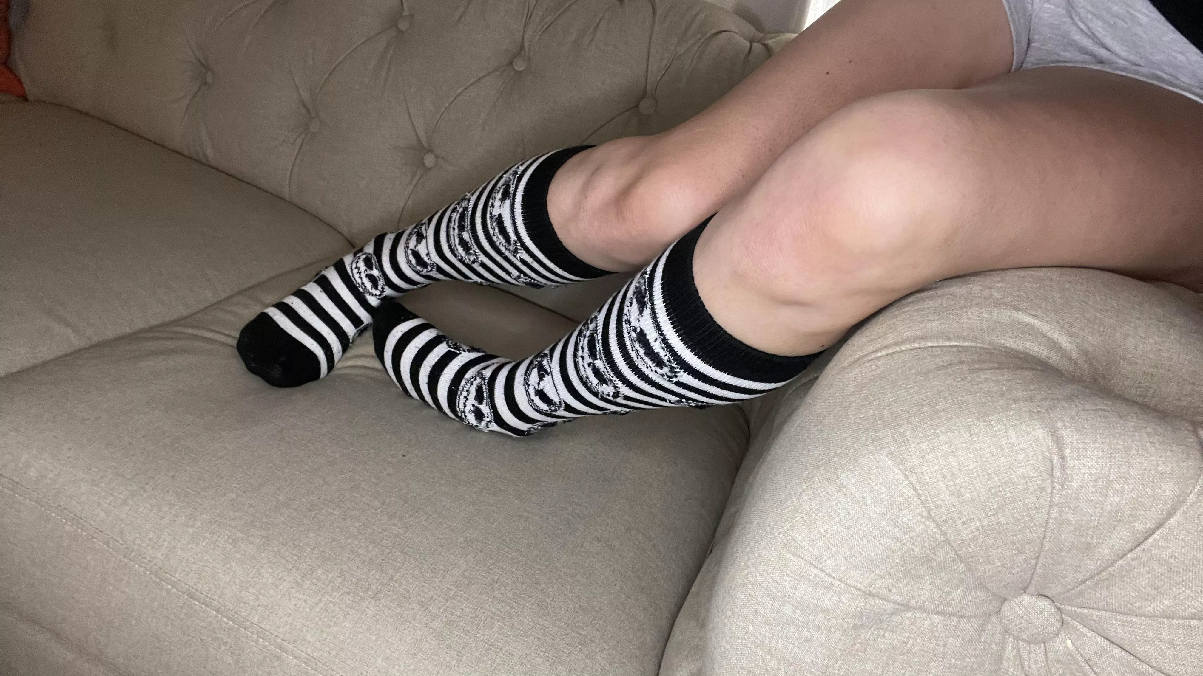 (OC) US size 6 sexy feet🦶🏼content and a little more 😘