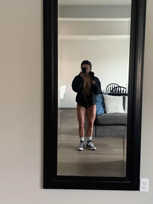 Strong legs & perky tits 😍