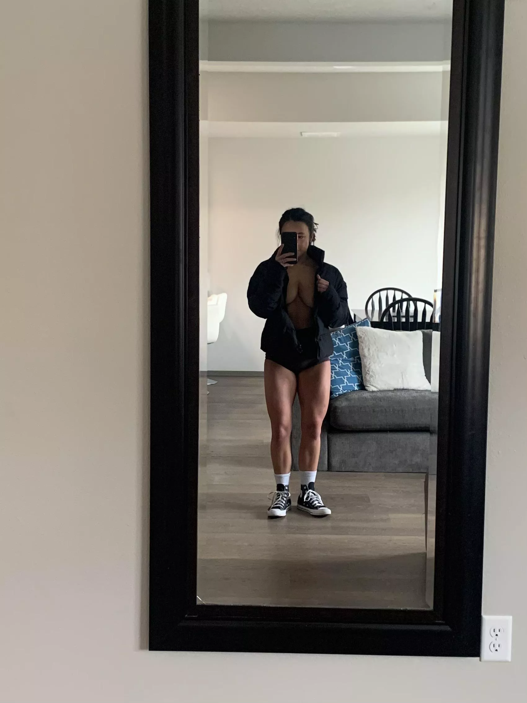 Strong legs & perky tits 😍