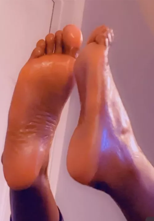 Tickle session!! I’m having a session next week and I’m so excited! It’s been months since my feet have been touched and teased. I can’t wait 🤤